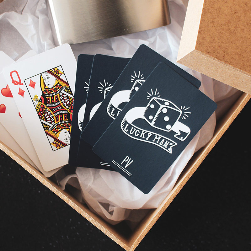 Kit Baralho E Cantil Personalizado Criação e confecção de baralho, baralho personalizado, kit baralho personalizado embalagens com 55 cartas em papel especial para baralho em caixinha. kit baralho e cantil personalizado