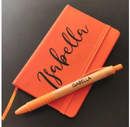 Kit Caderno Pequeno com Nome Grande e Caneta Bambu Colors Personalizados