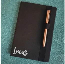 Caderno Básico e Caneta Metálica 