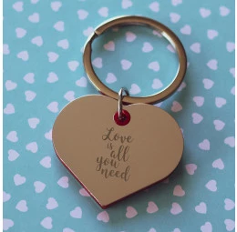 Chaveiro Coração Borda Love Is All You Need