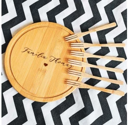 Conjunto para petiscos com tábua e garfinhos em bambu - Manuscrito