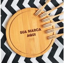 Conjunto para petiscos com tábua e garfinhos em bambu - Sua Marca Aqui