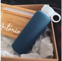 Kit com Organizador de Mesa em Bambu e Garrafa de Vidro