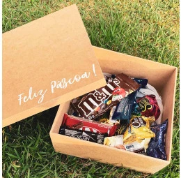 Kit Páscoa com caixa personalizada e chocolates e bombons diversos