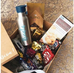 Kit Páscoa com Garrafa Alumínio Colors e chocolates e bombons diversos