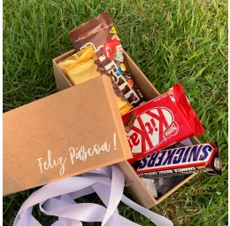 Kit Páscoa com caixa personalizada e chocolates diversos